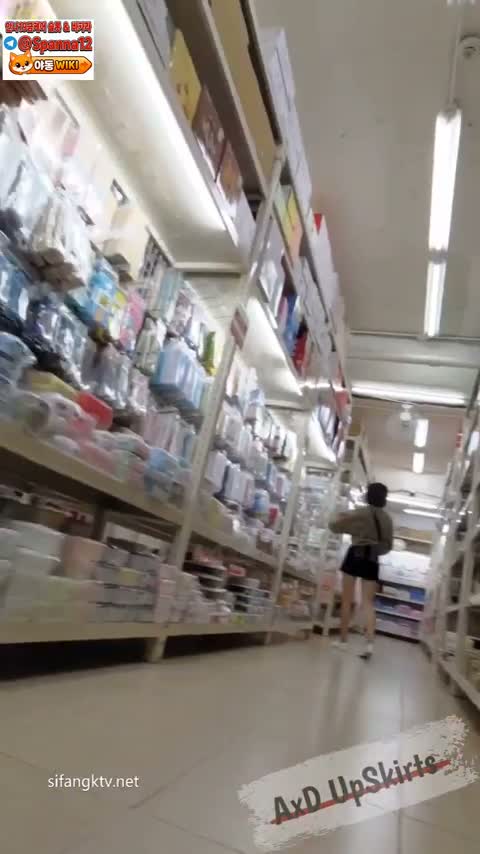 노팬티로 활보하는 여성을 쫒는 스트릿 추격전